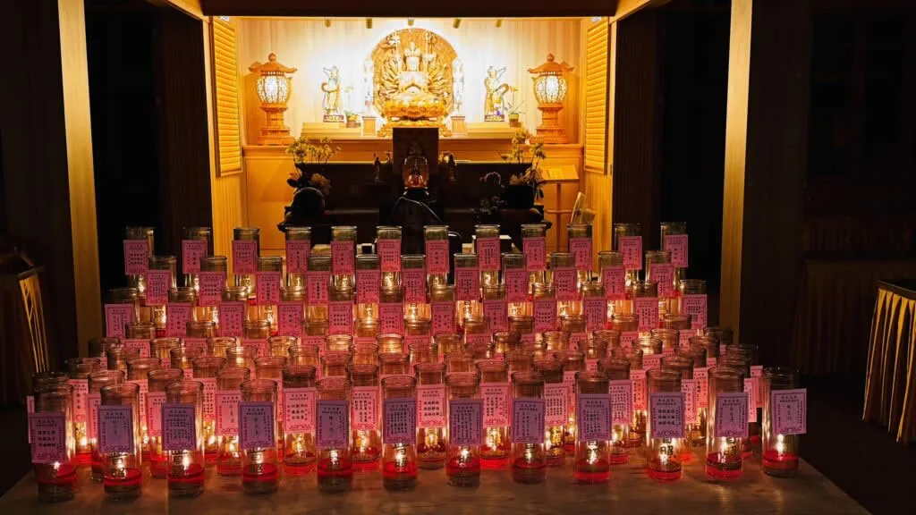 淨覺學苑藥師供燈祈福法會，佛堂內成排點亮的供燈