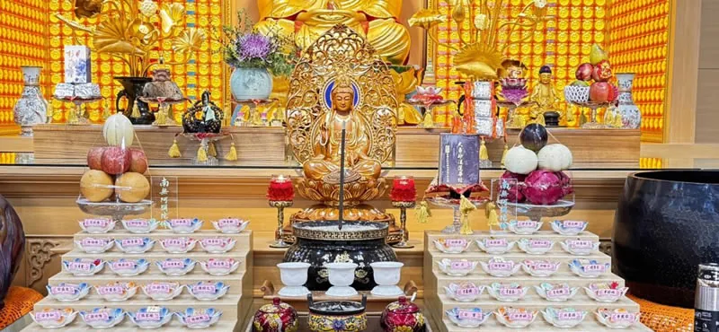 淨覺學苑法會供齋壇場,佛像前整齊排列供品